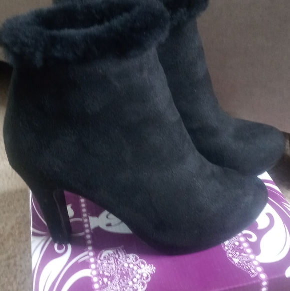 Black boots, size 8, suede material, fur around ankle made by Forever - Picture 4 of 10